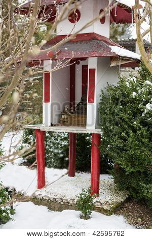 Giardino giapponese durante nevicate In inverno
