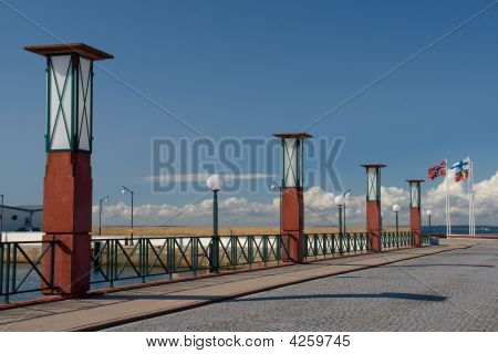 Ponte e le bandiere nordiche