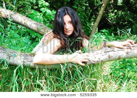 La chica en un bosque