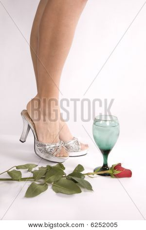 Vrouw benen glas en Rose