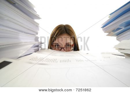 Young Business-Frau Ertrinken In Papierkram