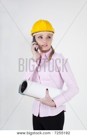 Femme d'affaires en casque munies de Documents de