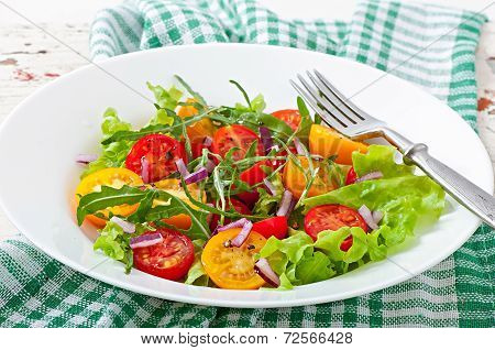 Tomato salad with lettuce, arugala and onions