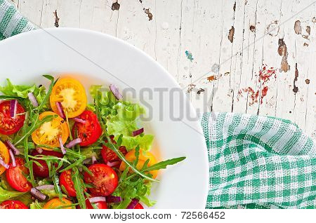Tomato salad with lettuce, arugala and onions