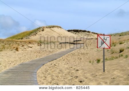 weg met verboden gebied in de duinen 