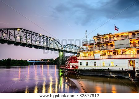 Chattanooga, Tennessee, USA on the Tennessee River.