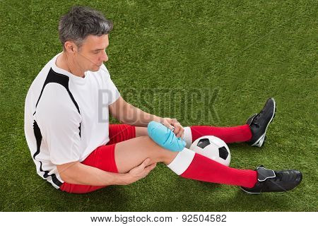 Player Icing Knee With Ice Pack