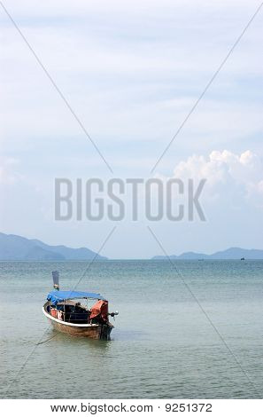 barca in un mare tranquillo