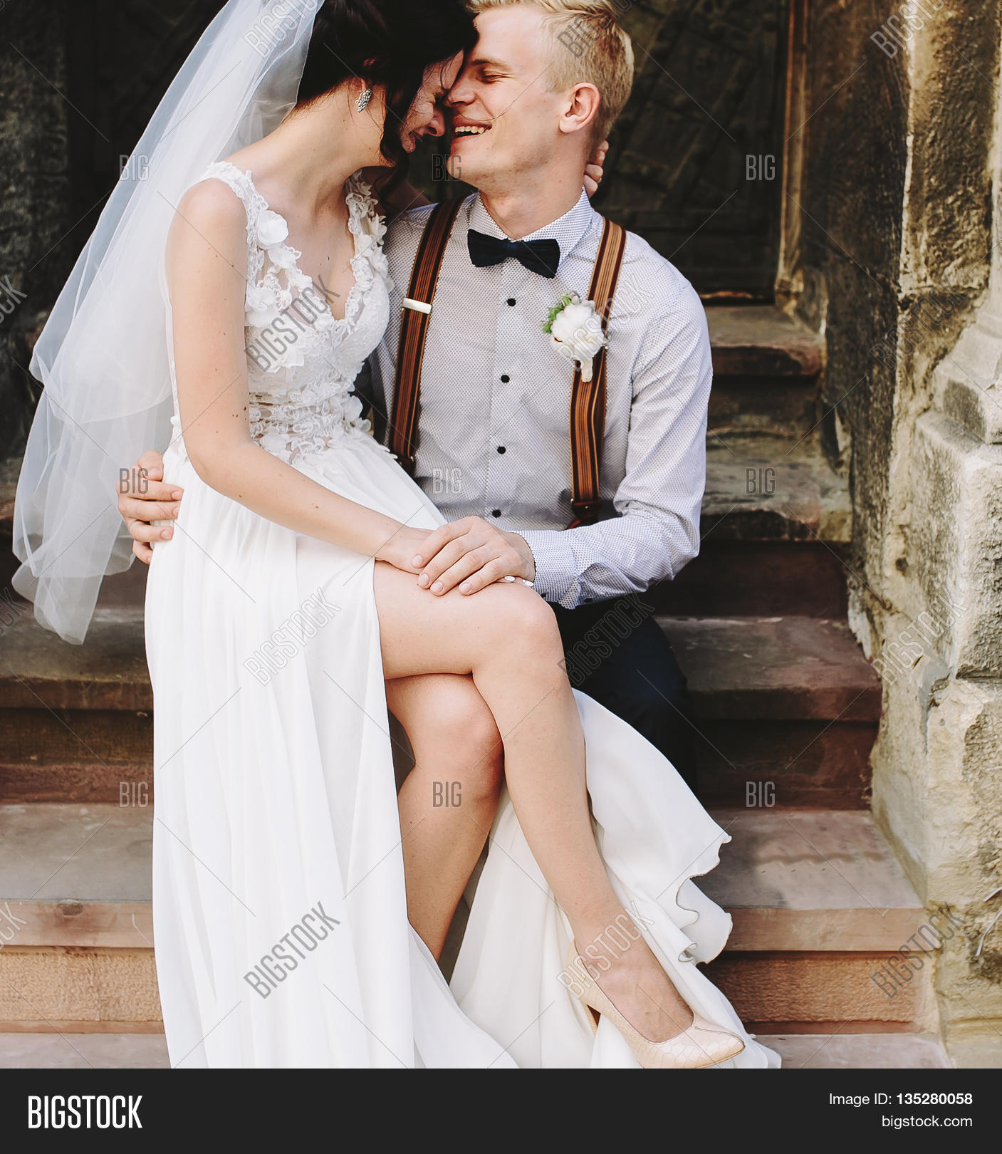 Картина жених сидит на стуле. Жених сидит на стуле. Жених с невестой сидят на травке. Невеста сидит. Жених и невеста сидят.