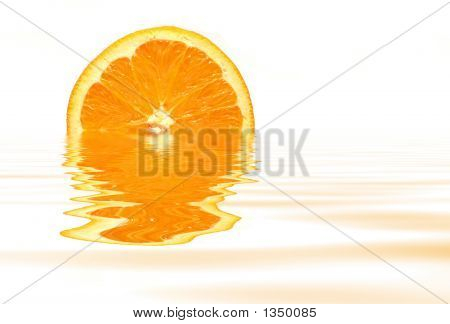 Arancione su sfondo bianco con riflesso d'acqua 