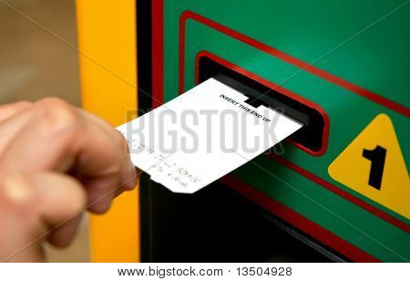 insertar el boleto a una máquina