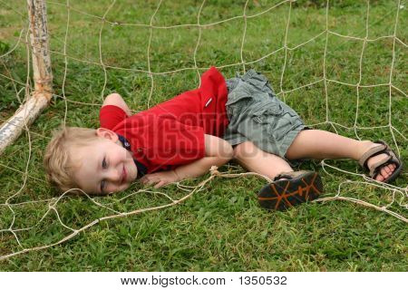 Toddler Boy spielen Torwart im Fußballtor