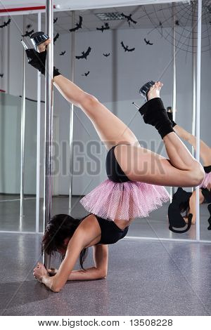 Giovane donna ballando con palo