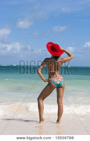 性感姿势在海滩上的中国女人