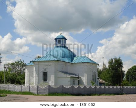 Kerk van de witte en blauwe lucht met Cloudes