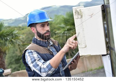 Electricity fitter working wiriness