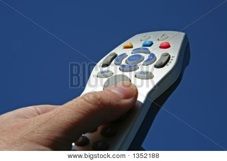 Mano che tiene il telecomando 