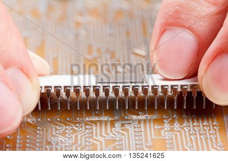 Assembly of electronic components on a printed circuit board