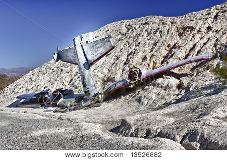 Acidente de avião no lado da colina