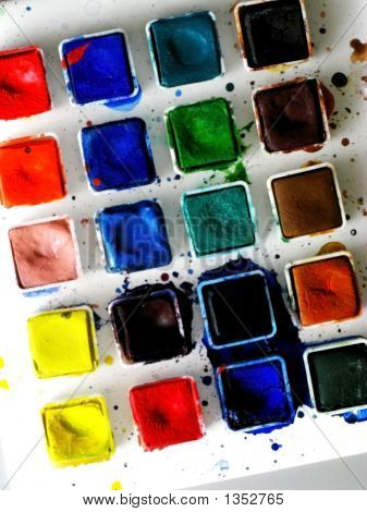Tavolozza con tazze di colore