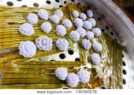 Chor Muang (Flower Shaped Dumpling filled with Minced Chicken)