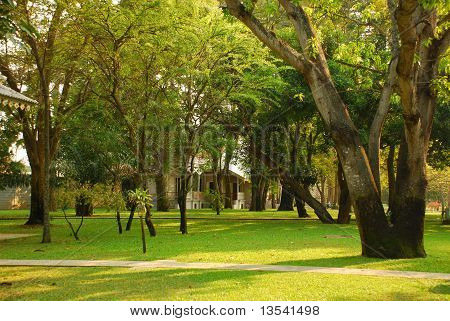 Fresco y agradable parque con árboles grandes