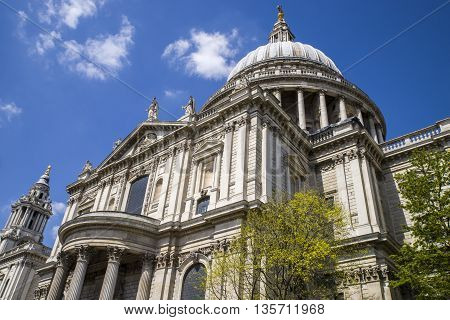 Looking up at the magnificent St. Pauls Cathedral in London.