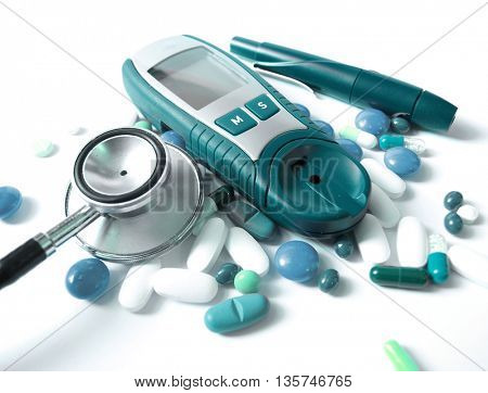 Device for measuring blood sugar level and pills with stethoscope
