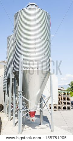 Silos for the storage of flour for food