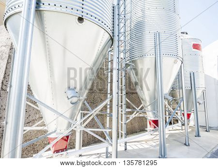 Silos for the storage of flour for food