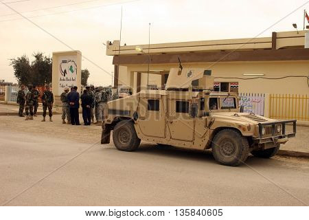 KIRKUK, IRAQ - FEBRUARY 2, 2007: Unidentified US soldiers stand guard at a check point on February 2, 2007 in Kirkuk, Iraq.
