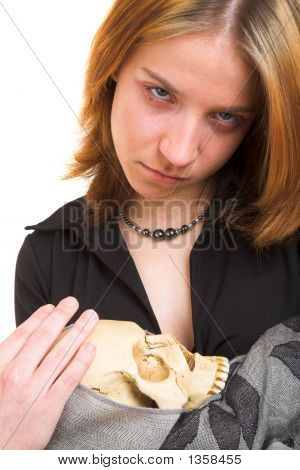  Fille avec crâne