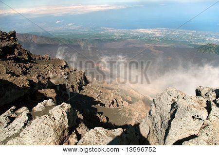 Uitzicht vanaf Mount Etna met zee en steden onder, Sicilië, Italië