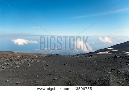 Uitzicht vanaf Mount Etna met zee en steden onder, Sicilië, Italië