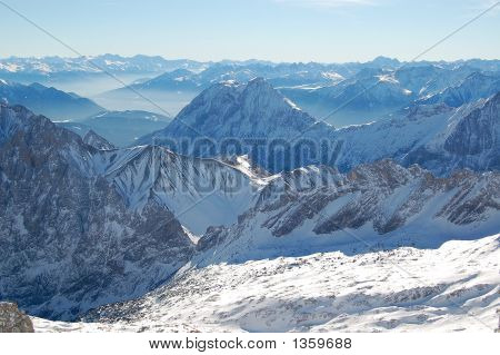 Dağ doruklarına Güney-doğusundaki Zugspitze