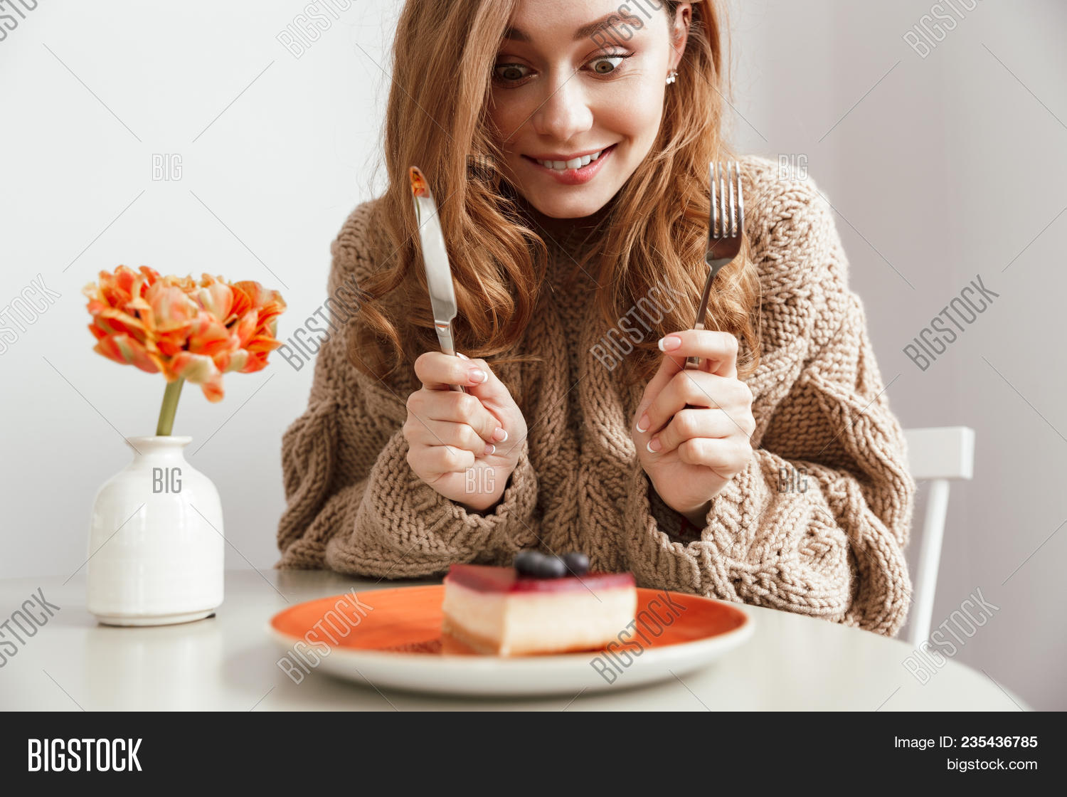 Hungry woman. Девушка ест торт. Женщина голодное лицо. Hungry woman. Hungry woman.