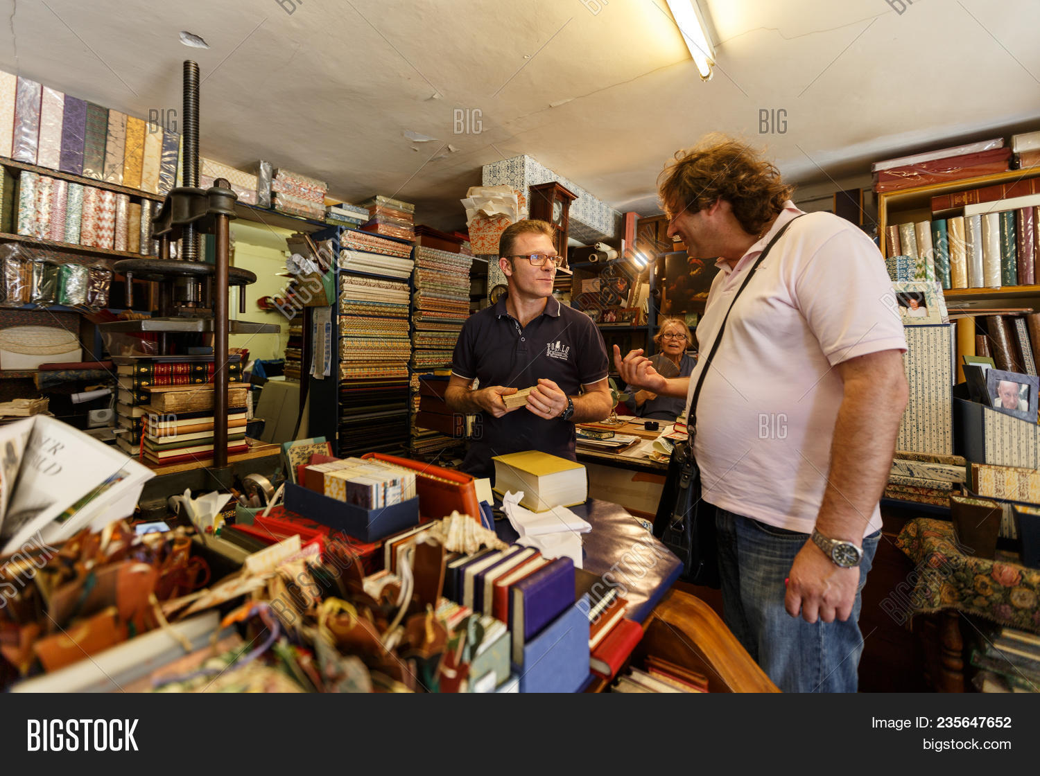 Туризм в азии книги. Читатели в библиотеке. Book band. Современные книги. Discuss any of the books.