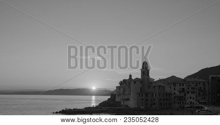 Visione Di Camogli In Notturna Con Tramonto