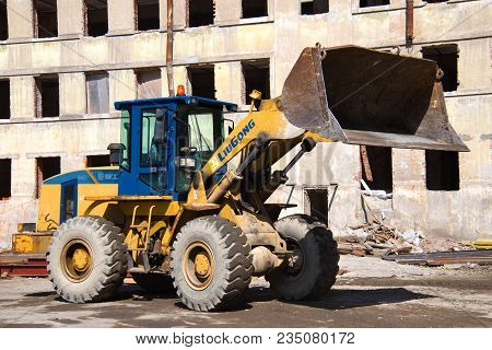 Saint Petersburg, Russia - May 04, 2017: Front Loader Liugong Clg 842 Close-up On The Reconstruction