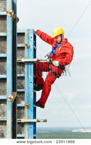 worker mounter assembling concrete formwork at construction site