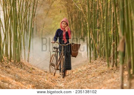 Lifestyle Of Rural Asian Women In The Field Countryside Thailand.daily Life Of Rural Women In Thaila