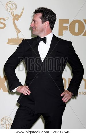 LOS ANGELES - SEP 18 : Jon Hamm dans la salle de presse à la 63e cérémonie des Primetime Emmy Awards au Nokia Theater