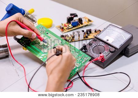 Close Up Of The Hand Men Hold Tool Repairs Electronics Manufacturing Services,repair Of Electronic D