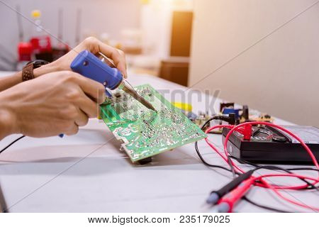 Close Up Of The Hand Men Hold Tool Repairs Electronics Manufacturing Services,repair Of Electronic D