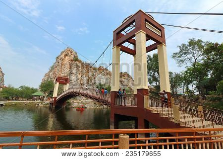 Ratchaburi , Thailand - March 10 , 2018 : Bridge Over Water Lake Of Khao Ngu Stone Park