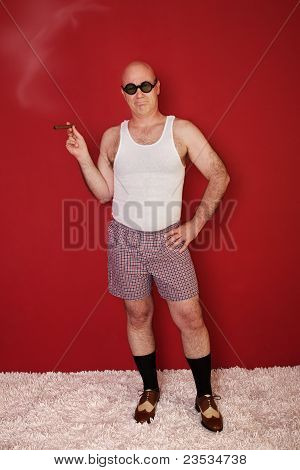 Uomo calvo Fuma sigari