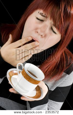 Dívka unavená, příprava pít kávu