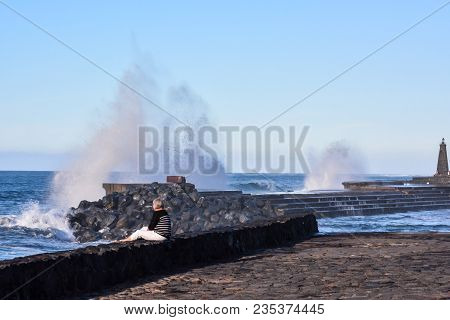 Photo Picture Of A Big Wave In The Ocean