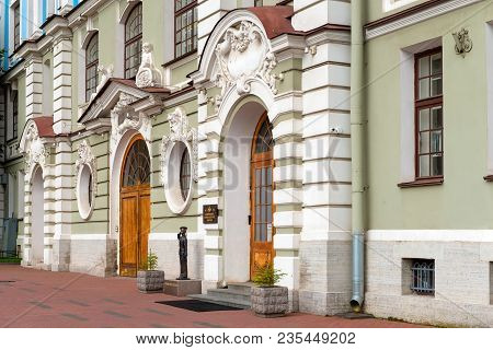 Russia, Saint Petersburg - August 18, 2017: Military-marine College By Name Of Nakhimov, Built On Pe