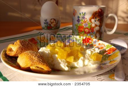 Requesón con mermelada, leche y galletas